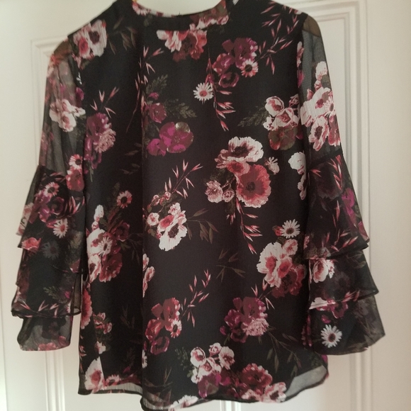 RW&CO Floral Blouse - Picture 3 of 12
